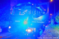Nocne wołanie o pomoc. Seniorka nie była w stanie wstać, służby wezwała sąsiadka - foto