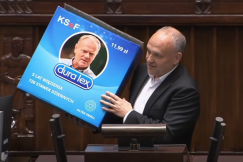 Prezerwatywy z Tuskiem i latający balon. Happening posła z Bielska-Białej w Sejmie - foto i film