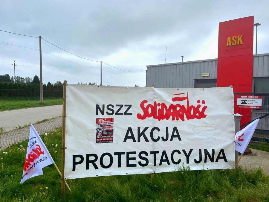 Akcja protestacyjna w bielskiej fabryce przybiera na sile. Związkowcy oflagowali dwa zakłady - foto