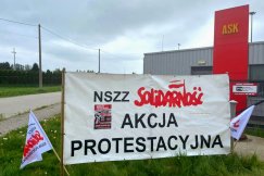 Akcja protestacyjna w bielskiej fabryce przybiera na sile. Związkowcy oflagowali dwa zakłady - foto