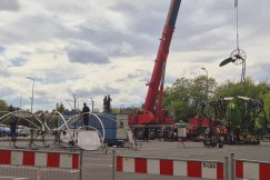 Francuski teatr i ogromny dźwig. Deszcz nie zepsuje dwóch plenerowych widowisk - foto