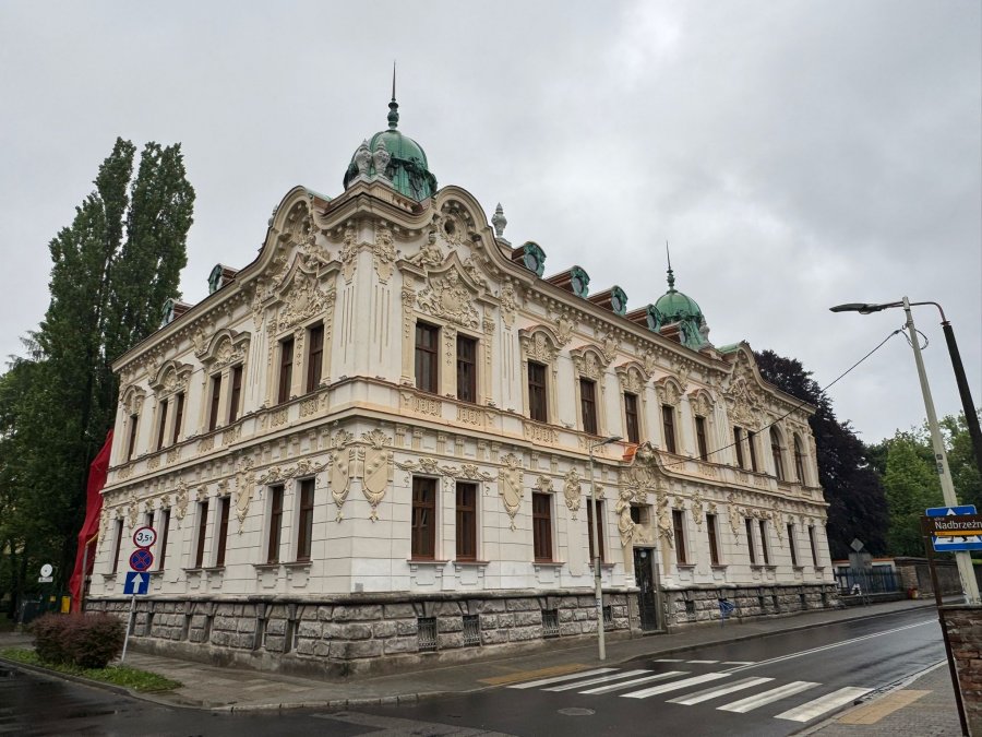 Bielska perełka znów zachwyca. Pałacyk zyskał także iluminację, która wkrótce rozbłyśnie - foto