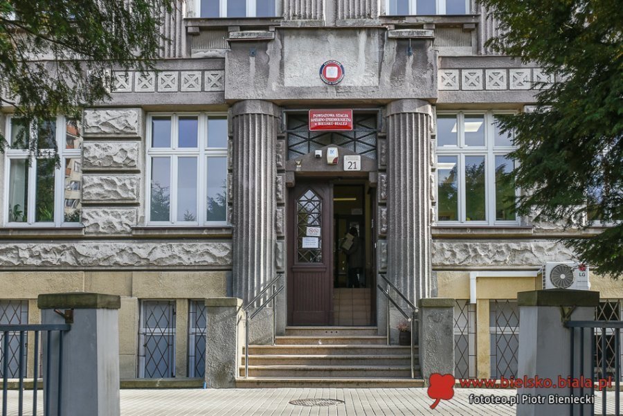Inspektorzy z kontrolą w bielskich szkołach. Sprawdzili ławki i ważyli plecaki uczniów - foto
