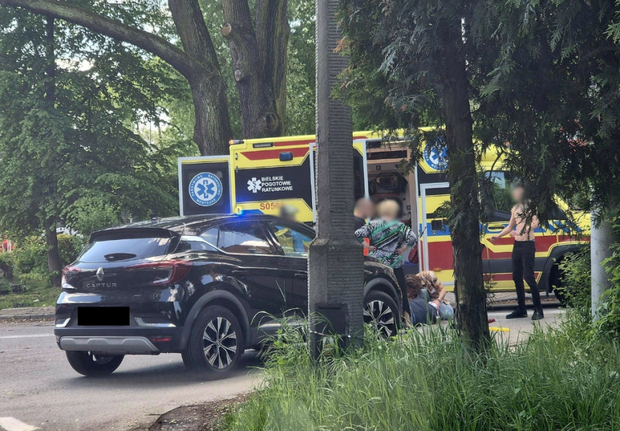 Potrącenie na skrzyżowaniu. Oddał własną koszulkę, by ratować zakrwawionego pieszego - foto