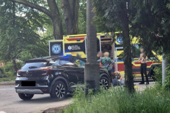 Potrącenie na skrzyżowaniu. Oddał własną koszulkę, by ratować zakrwawionego pieszego - foto