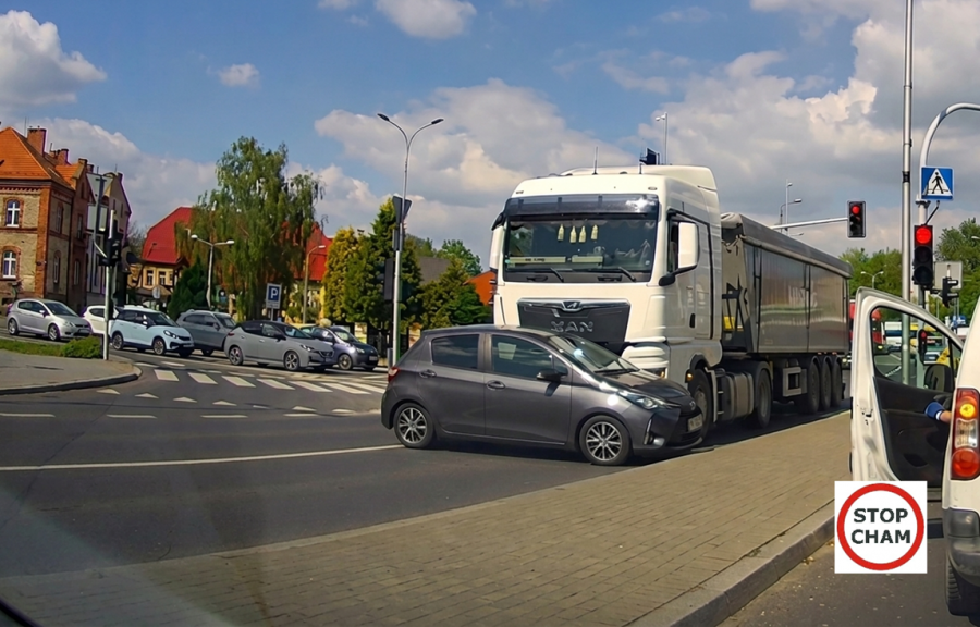 To cud, że nikomu nic się nie stało. Kolos pchał osobówkę przez całe skrzyżowanie - foto i film