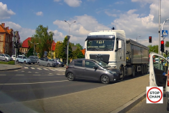 To cud, że nikomu nic się nie stało. Kolos pchał osobówkę przez całe skrzyżowanie - foto i film