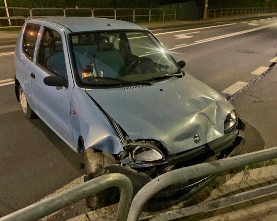 Nocna demolka 62-latka. Siał spustoszenie Seicento, przed policją schował się w kamienicy - foto i film