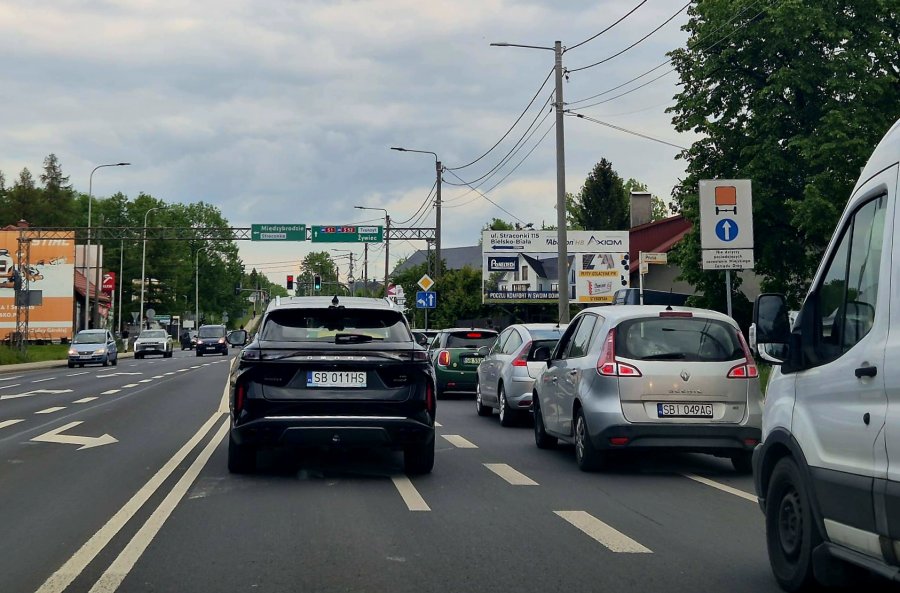 Pożar osobówki na S1 w kierunku Żywca. W gigantycznym korku stoi także Żywiecka - foto