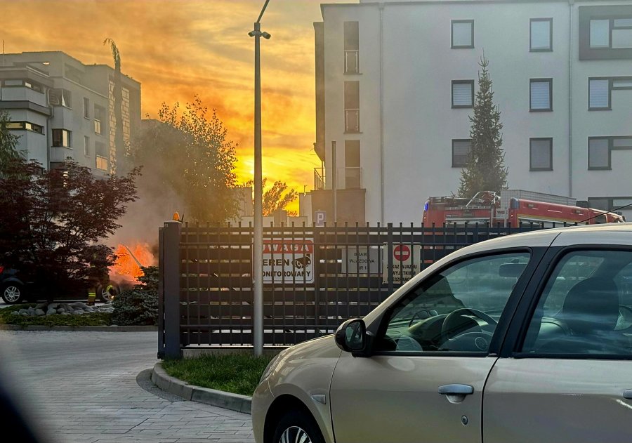 Akcja strażaków pod Szyndzielnią. Na osiedlu apartamentowców płonął samochód - foto