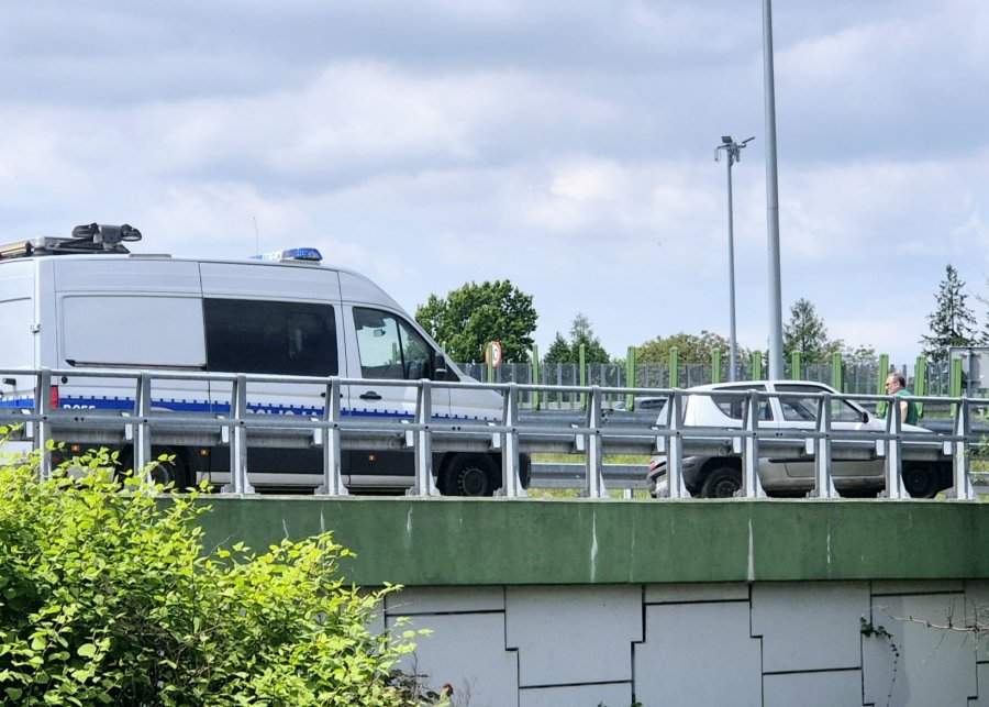 Zasłabł za kierownicą i uderzył w bariery. Heroiczna walka o życie mężczyzny - foto