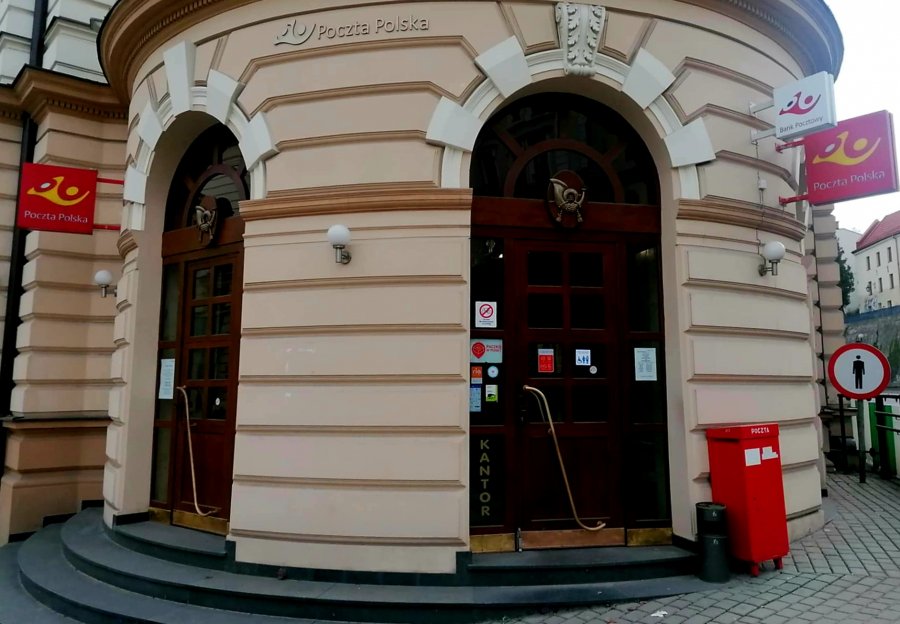 Kolejkowy paraliż i godzina stania, by odebrać jeden list. Poczta mówi o „przejściowych trudnościach”