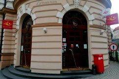 Kolejkowy paraliż i godzina stania, by odebrać jeden list. Poczta mówi o „przejściowych trudnościach”