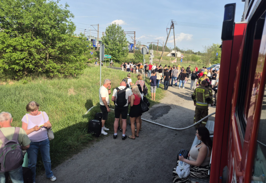 Pożar, zerwana trakcja i ewakuacja 550 pasażerów. Chwile grozy w pociągu do Bielska-Białej - foto