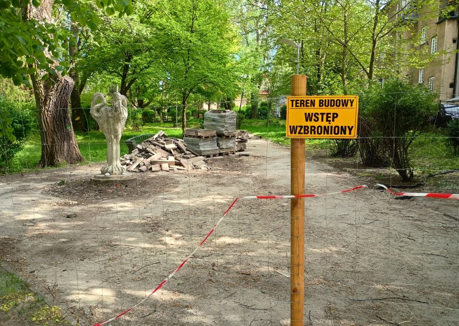To miejsce, to symbol urzędniczej bezradności. Rozkopany park postoi w ruinie przez kolejne miesiące - foto