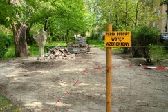 To miejsce, to symbol urzędniczej bezradności. Rozkopany park postoi w ruinie przez kolejne miesiące - foto