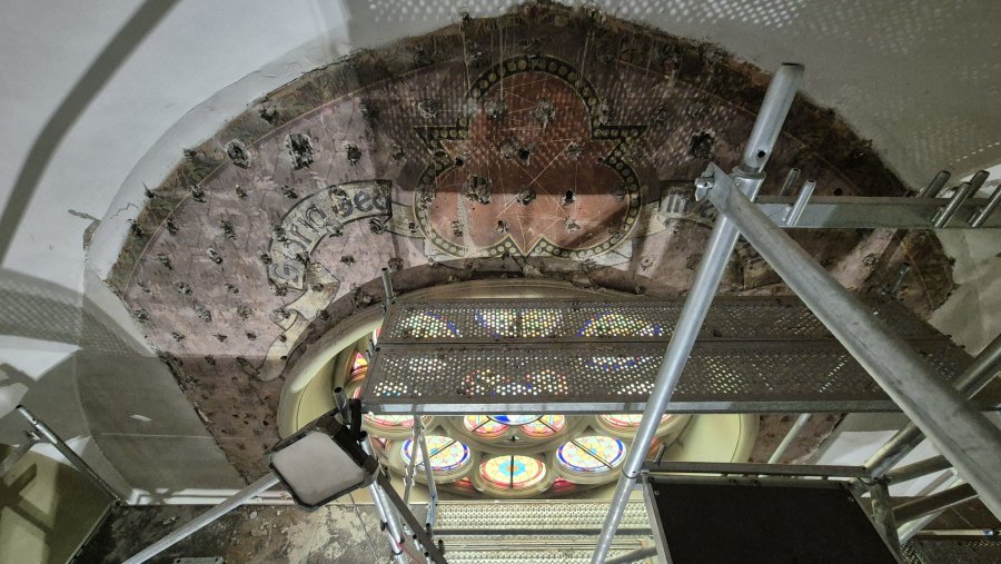 Niezwykłe odkrycie w Kamienicy. Pod kamienną okładziną odkryto cenne malowidła - foto