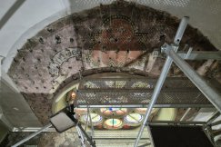 Niezwykłe odkrycie w Kamienicy. Pod kamienną okładziną odkryto cenne malowidła - foto