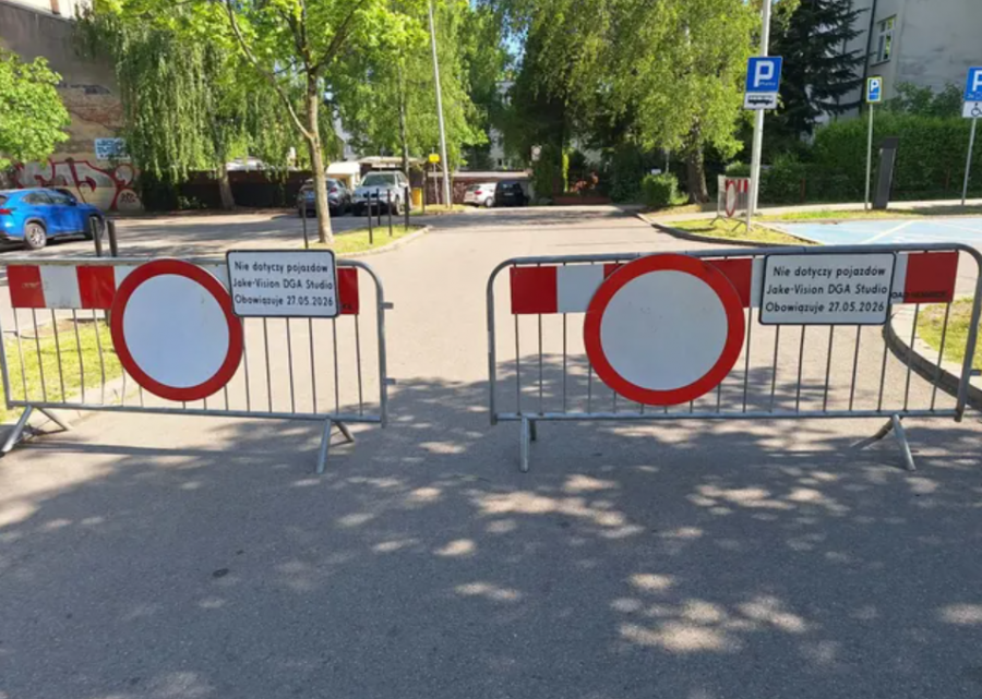 Bariery zagrodziły wjazd na parking. Dziś centrum opanuje ekipa filmowców, będą utrudnienia - foto