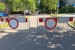 Bariery zagrodziły wjazd na parking. Dziś centrum opanuje ekipa filmowców, będą utrudnienia - foto
