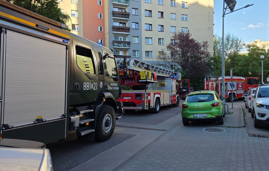 Akcje służb na dwóch bielskich osiedlach. Dwa zgłoszenia o zadymieniu w wieżowcach - foto
