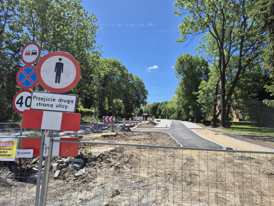 Do końca wakacji zbudują rondo przy BCK-u? Sprawdzamy postęp prac na Piastowskiej ZDJĘCIA