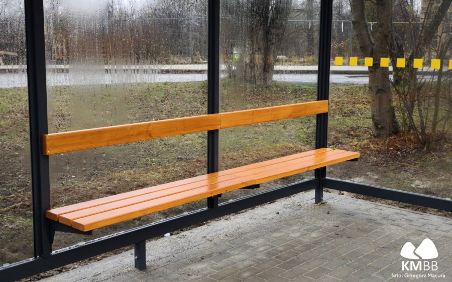 Mężczyzna osunął się na przystanku. Postawa młodych osób zasługuje na słowa uznania
