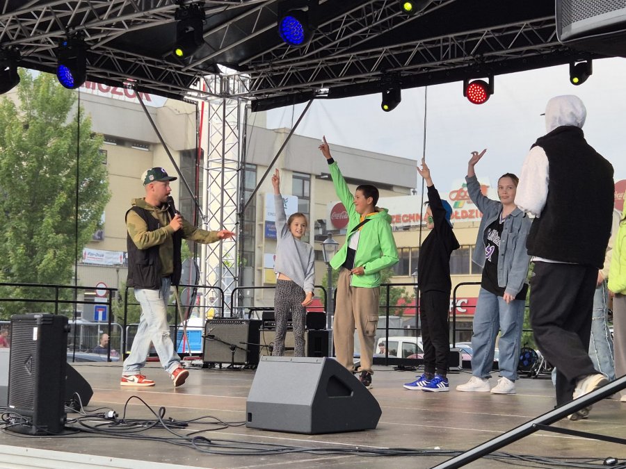 Gra miejska pod znakiem deszczu i... wodnych zagadek. Finał zabawy należał do Aliena i Majtisa - foto i film