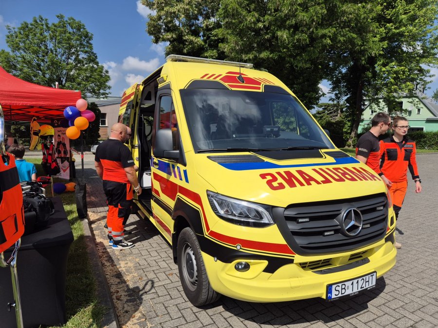 Nowa karetka jutro ruszy na ratunek. Ratownicy otrzymali także kamizelki kuloodporne - foto