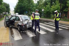 Zderzenie aut i potrącenie mężczyzny przechodzącego przez przejścia. Pieszy trafił do szpitala - foto