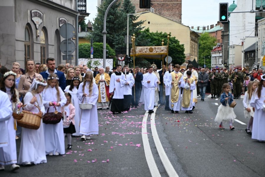 Publiczne wyznanie wiary. Ulicami centrum Bielska-Białej przeszła procesja Bożego Ciała - foto