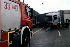 Ciężarówka z naczepą wjechała w bariery. S1 przez kilka godzin była zablokowana - foto