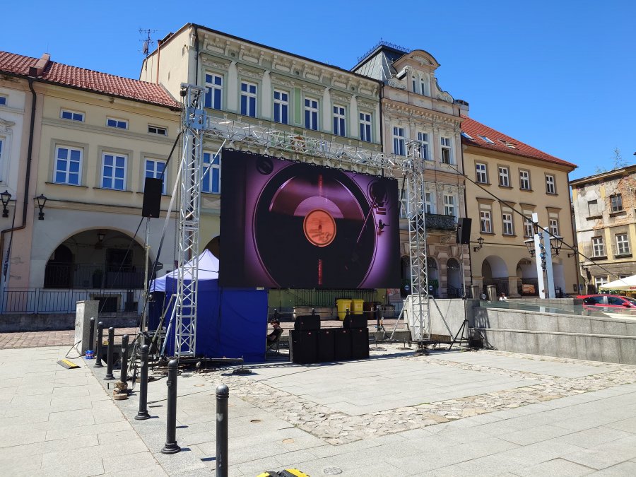 Wielki telebim stoi już na Rynku, powstała tam strefa kibica. „Zabierzcie flagi i dobre emocje” - foto