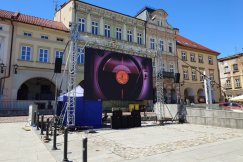 Wielki telebim stoi już na Rynku, powstała tam strefa kibica. „Zabierzcie flagi i dobre emocje” - foto