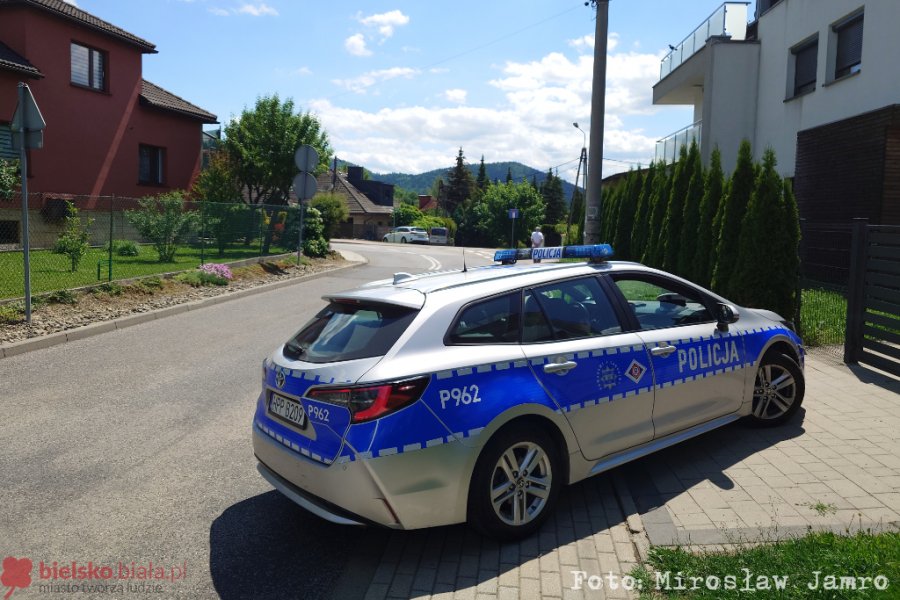 Wypadł z łuku drogi i wjechał pod ciężarówkę. Rowerzysta ze złamaniem nogi i mandatem - foto
