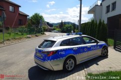 Wypadł z łuku drogi i wjechał pod ciężarówkę. Rowerzysta ze złamaniem nogi i mandatem - foto