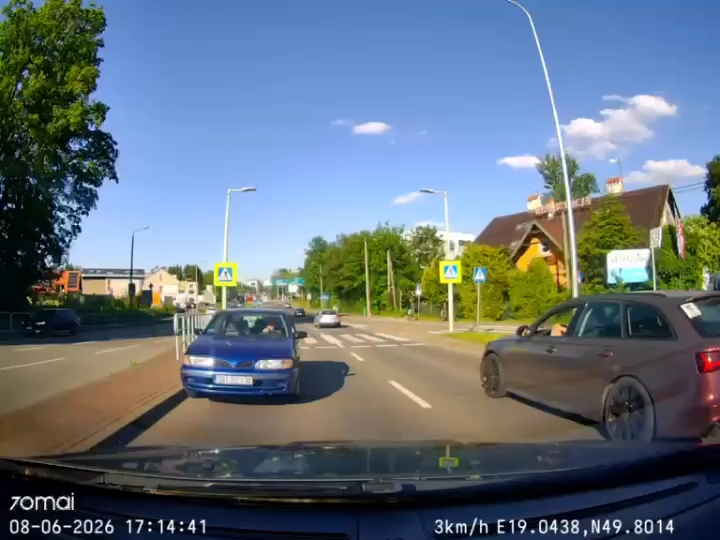 Najpierw jechał „pod prąd”, potem doprowadził do karambolu. 82-latek ukarany mandatem - film