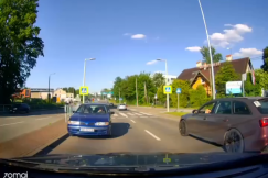 Najpierw jechał „pod prąd”, potem doprowadził do karambolu. 82-latek ukarany mandatem - film