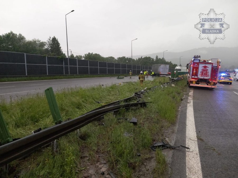 Ciężarówka przebiła bariery. Kilkugodzinne utrudnienia na S1 w rejonie Mikuszowic - foto