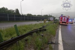 Ciężarówka przebiła bariery. Kilkugodzinne utrudnienia na S1 w rejonie Mikuszowic - foto