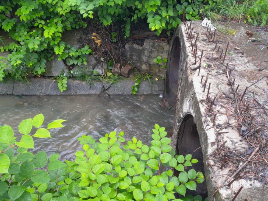 Feralny mostek wciąż się zatyka. MZD dziś otrzymało kluczową decyzję i wkrótce ruszy przebudowa - foto