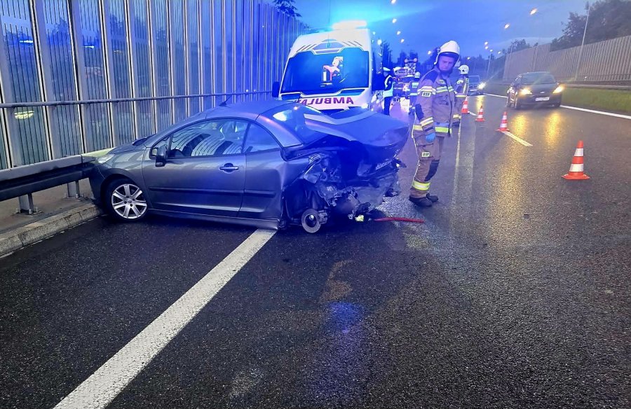 Groźne zdarzenie na S52. Samochód roztrzaskał się na barierach, kierująca trafiła do szpitala - foto