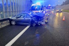 Groźne zdarzenie na S52. Samochód roztrzaskał się na barierach, kierująca trafiła do szpitala - foto