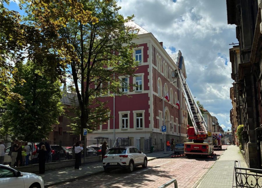 Spore zamieszanie przed budynkami sądów. Znamy powód działań służb - foto