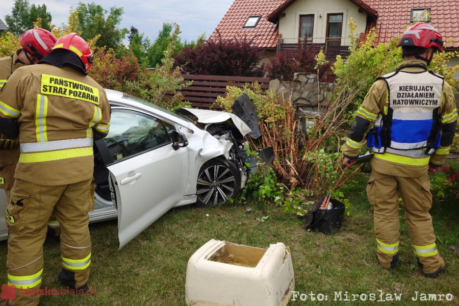 Z impetem wbił się w ogrodzenie. Ambulans z poszkodowanym odjechał na sygnałach - foto