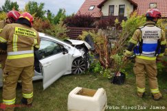 Z impetem wbił się w ogrodzenie. Ambulans z poszkodowanym odjechał na sygnałach - foto