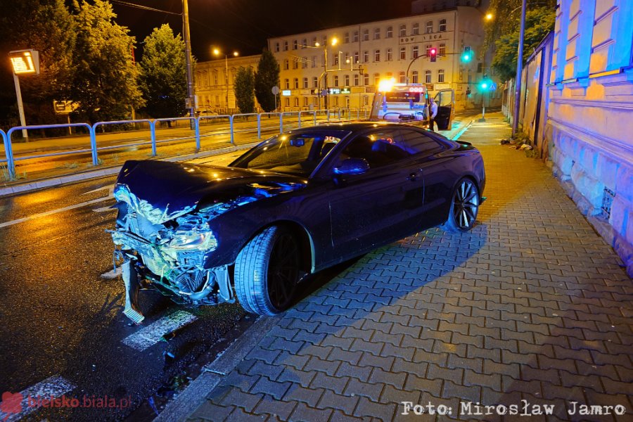 20-letni kierowca Audi wjechał w budynek w centrum. Na szczęście nikt nie szedł chodnikiem - foto
