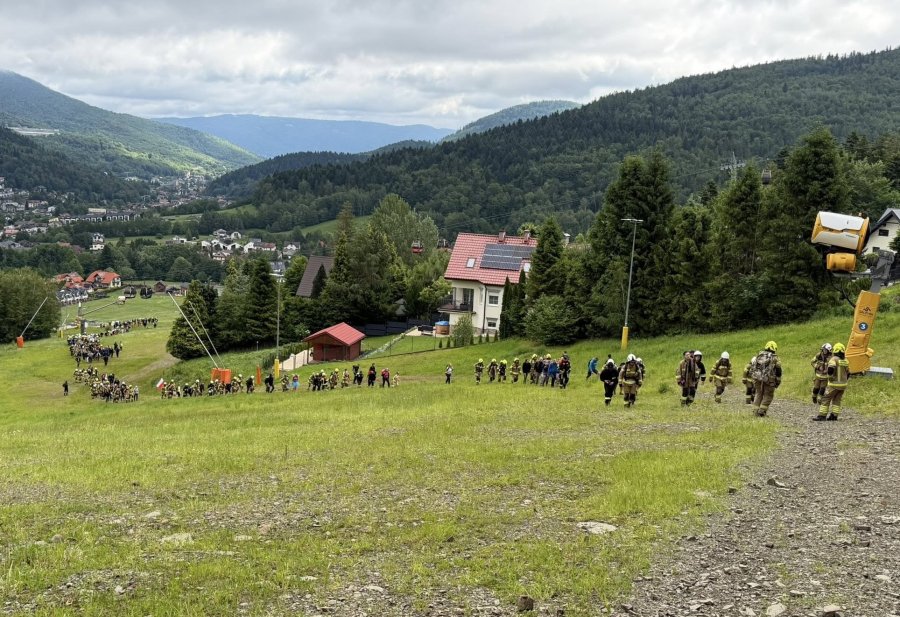 Kolejna wielka mobilizacja dla Kazika. Setki ochotników z całej Polski zdobyło Skrzyczne - foto i film