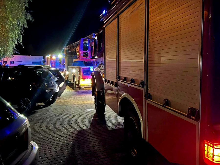 Nocne działania służb w wieżowcu. Przed północą ktoś uruchomił alarm przeciwpożarowy - foto