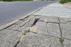 Chodnikowy maraton interpelacji. Radni piszą, mieszkańcy czekają, w budżecie nie ma pieniędzy - foto